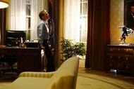 Kiefer Sutherland estrela como Tom Kirkman, secretário de Habitação e Desenvolvimento Urbano, que repentinamente se torna presidente dos Estados Unidos na série da ABC, Designated Survivor, que vai ao ar na quarta-feira.