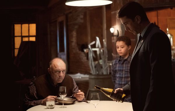 Vasemmalta John Doman, Elijah Jacob ja David Schwimmer AMC-sarjassa Feed the Beast sunnuntaista alkaen.