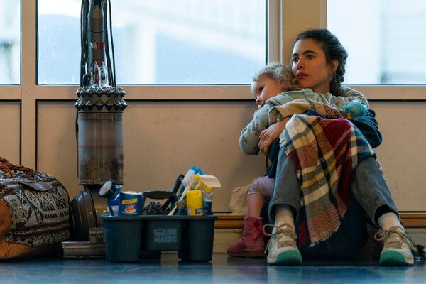 Margaret Qualley in Rylea Nevaeh Whittet v Maid, premiera v petek na Netflixu.