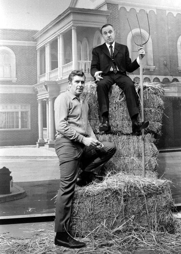Richard O. Linke (com forcado) e Andy Griffith no auge de sua carreira na TV, diante de um estúdio ao fundo em 1969.