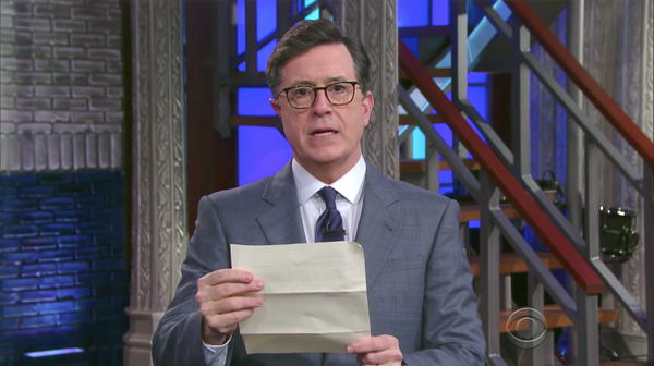 Stephen Colbert a lu une note personnelle au président Trump.