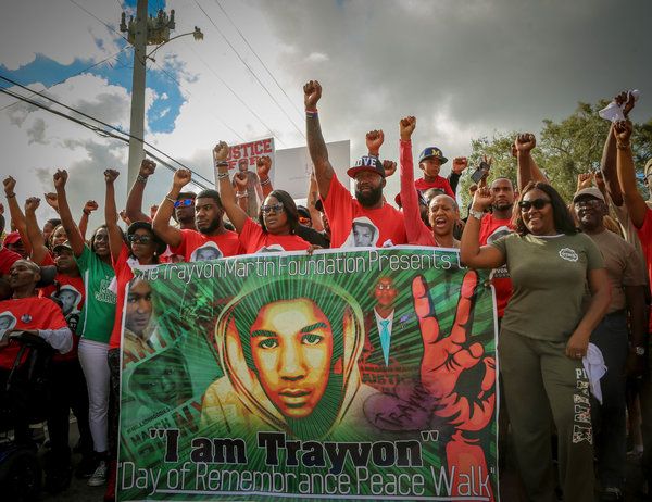 Sybrina Fulton e Tracy Martin, centro, em Rest in Power.
