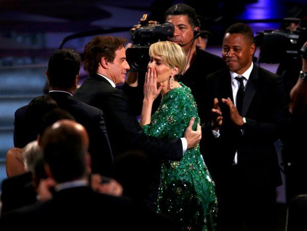 Sarah Paulson fue felicitada por John Travolta, izquierda, y Cuba Gooding Jr., derecha, por ganar como actriz principal destacada en una serie limitada o película por The People v. O.J. Simpson: Historia del crimen estadounidense.
