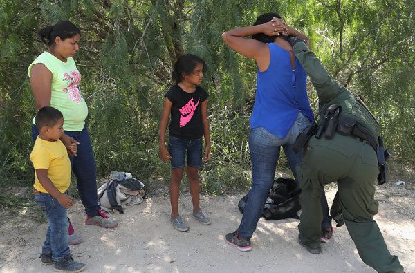 Fotos, vídeo e áudio de famílias de imigrantes sendo separadas na fronteira geraram indignação internacional.