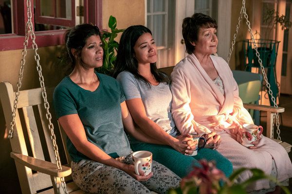Andrea Navedo, Gina Rodriguez a Ivonne Coll vo finále seriálu Jane the Virgin.