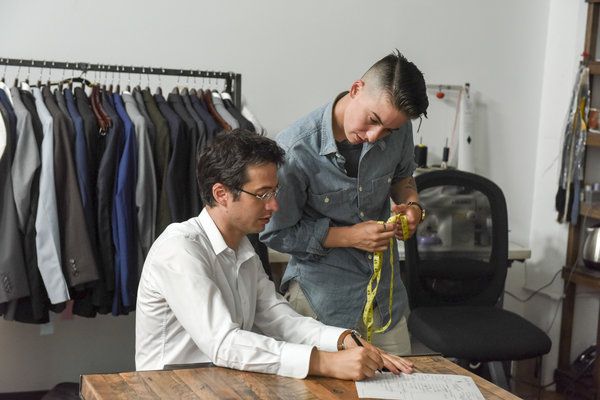 Daniel Friedman, à esquerda, e Rae Tutera em Suited.