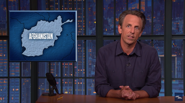 Seth Meyers tentou incluir alguma leviandade em um segmento sério sobre o Afeganistão e a guerra dos EUA contra o terror.