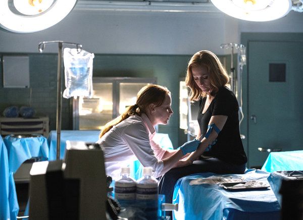 Lauren Ambrose și Gillian Anderson în The X-Files.
