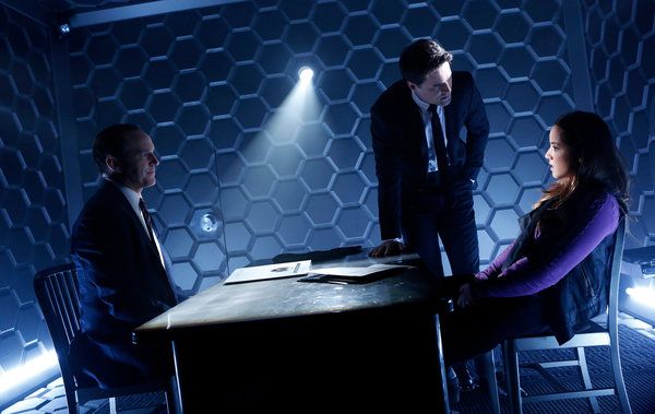 No kreisās puses Klārks Gregs, Brets Daltons un Hloja Beneta filmā Marvel’s Agents of S.H.I.E.L.D.