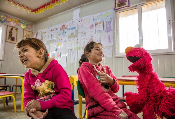El programa Ahlan Simsim, que significa Bienvenido Sésamo en árabe, debutará a principios de febrero de 2020.