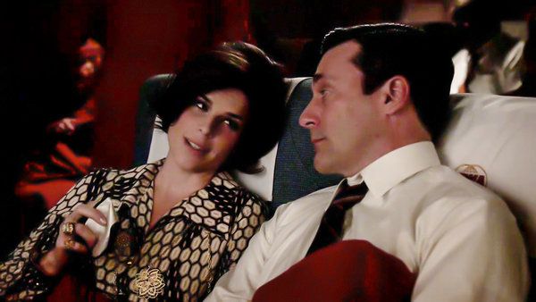 Neve Campbell, quien apareció en Party of Five en la década de 1990, se aventura varias décadas atrás en el estreno de la temporada de Mad Men, con Jon Hamm.