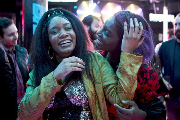 Weruche Opia, αριστερά, και Michaela Coel στο I May Destroy You. Όπως οι χαρακτήρες, το soundtrack ορίζεται από τις αντιφάσεις του.