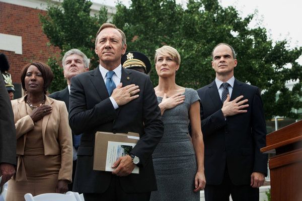 Kevin Spacey, u sredini, s Robin Wright, drugi s desna, i Michael Kelly, desno, u Kući od karata.