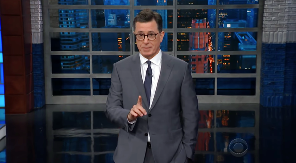 Stephen Colbert je razpravljal o novici, da Robert S. Mueller III., posebni svetovalec, začenja razmišljati, ali bi tviti predsednika Trumpa lahko pomenili oviranje pravice.