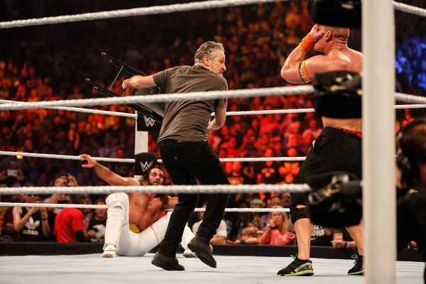 El domingo en el SummerSlam de la WWE, Jon Stewart arrojó una silla de metal al luchador John Cena.