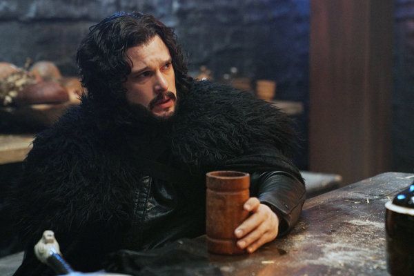 Kit Harington a animé Saturday Night Live cette semaine, apparaissant comme son personnage Jon Snow dans une parodie de Game of Thrones.