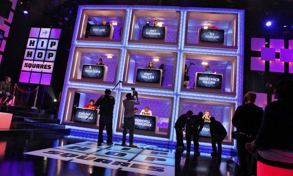 Helfer kümmern sich in einer Pause während der Aufzeichnung einer Episode der Hip Hop Squares-Spielshow von MTV2 in den Steiner Studios in Brooklyn um die Plätze.