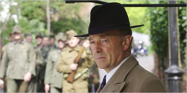 Michael Kitchen เล่นเป็นนักสืบที่หน้าบ้านในช่วงสงครามโลกครั้งที่สองใน ??Foyle`s War.??