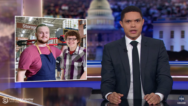 N-aș fi șocat dacă băieții de la Home Depot le-ar arăta contrabandiștilor cum să o facă, a spus luni Trevor Noah la The Daily Show despre găurile din zidul lui Trump. Acești băieți vă vor ajuta cu orice proiect.