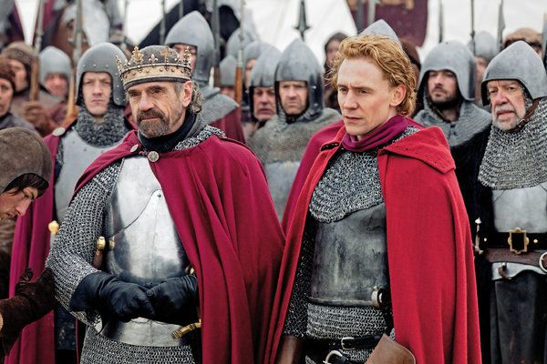 Jeremy Irons, à esquerda, e Tom Hiddleston em The Hollow Crown: Henry IV Part 1.
