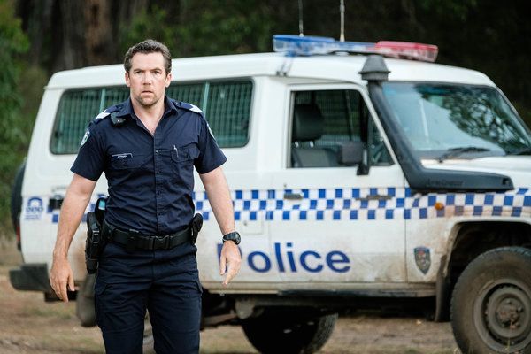 Patrick Brammall u Glitchu, australskoj seriji koja struji na Netflixu.