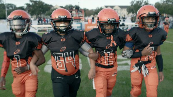 We Are: The Brooklyn Saints, nový dokumentárny seriál Netflix od Rudyho Valdeza, sleduje mládežnícky futbalový program vo východnom New Yorku v Brooklyne.