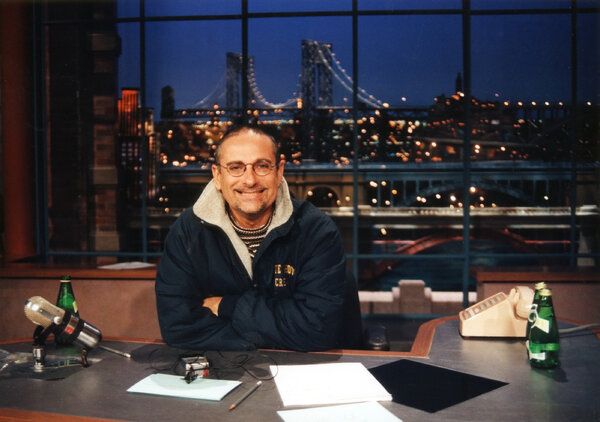 Tony Mendez på uppsättningen av Late Show With David Letterman 1998. Han vände kökort för Mr. Letterman i 21 år och sågs ofta i utbyten på skärmen med sin chef.
