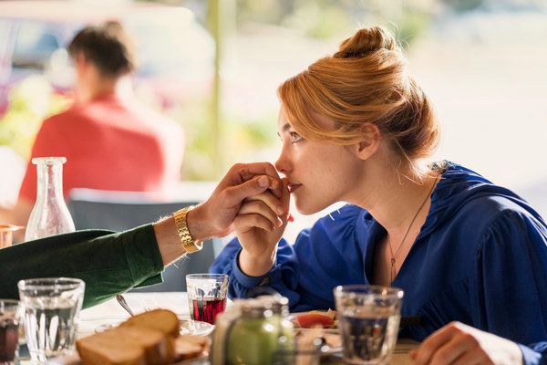 Florence Pugh în The Little Drummer Girl.