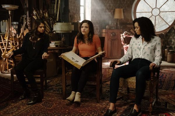 Von links spielen Melonie Diaz, Sarah Jeffery und Madeleine Mantock die übernatürlichen Schwestern in CWs Neustart von Charmed.