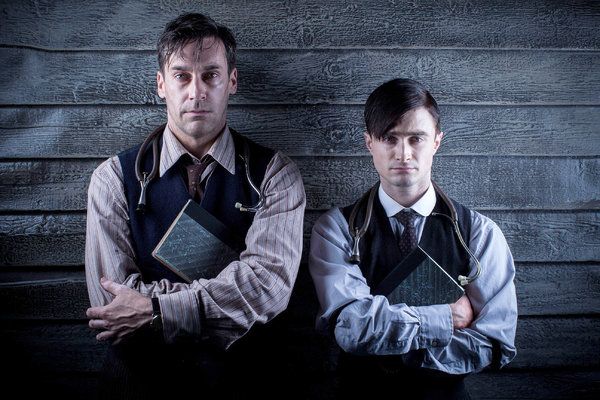 Джон Хам, вляво, и Даниел Радклиф в предстоящия мини-сериал A Young Doctor