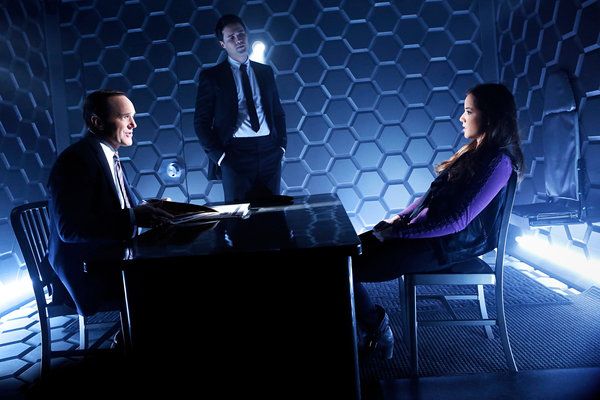 Clark Gregg, vľavo, Brett Dalton a Chloe Bennet vo filme Marvel