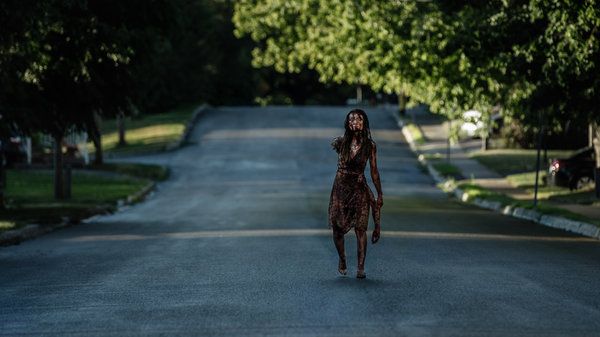 Emily Browning în American Gods.