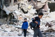 En scene fra HBO-dokumentaren Cries From Syria, som bygger på opptak tatt av journalister og innbyggere med mobiltelefoner eller andre enheter siden Syria gikk inn i borgerkrig i 2011.