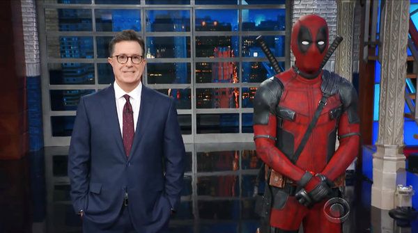 Stephen Colbert a reçu la visite de Ryan Reynolds, déguisé en Deadpool, qui a livré certaines des meilleures blagues politiques de la nuit.