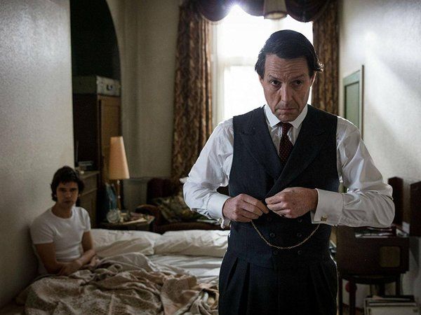 Ben Whishaw, vľavo, a Hugh Grant vo veľmi anglickom škandále.
