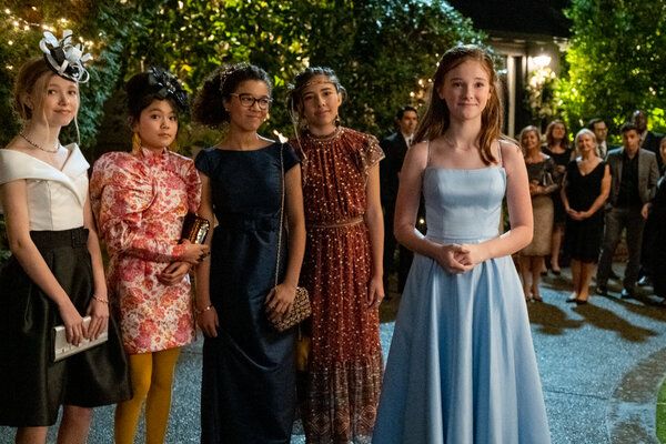 왼쪽부터 Shay Rudolph, Momona Tamada, Malia Baker, Xochitl Gomez, Sophie Grace는 Ann M. Martin의 책을 바탕으로 세대 간 사랑을 받는 The Baby-Sitters Club에 있습니다.