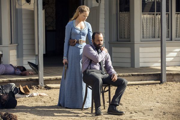 W pierwszym sezonie Westworld pani Wood wyróżniała się w gwiezdnym zespole, w którym znajdował się Jeffrey Wright, po części ze względu na to, jak jej postać znosiła – i zadawała – przemoc.