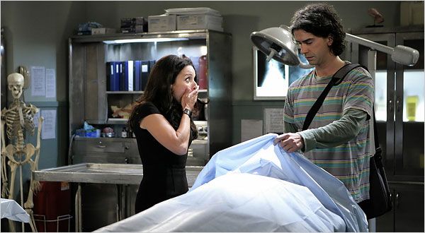 Julia Louis-Dreyfus et Hamish Linklater dans la comédie de CBS Les Nouvelles Aventures de la Vieille Christine.