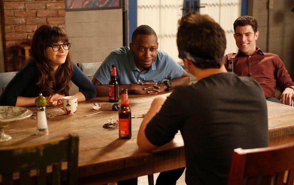 Von links Zooey Deschanel, Lamorne Morris, Jake Johnson und Max Greenfield als Mitbewohner in New Girl.