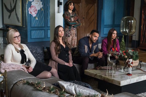 De izquierda a derecha, miembros del elenco de The Magicians, Olivia Taylor Dudley, Stella Maeve, Rain Steele, Arjun Gupta y Summer Bishil.