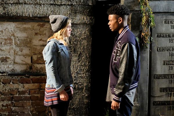 Olivia Holt et Aubrey Joseph incarnent des adolescents dotés de super pouvoirs dans Marvel’s Cloak & Dagger sur Freeform.