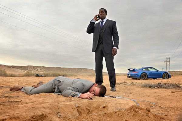 Ο Wesley Snipes στέκεται πάνω από τον Damon Gupton στην πρεμιέρα του δράματος
