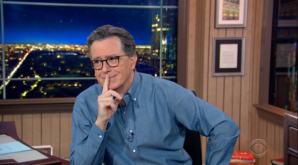 Stephen Colbert e i suoi colleghi a tarda notte hanno preso in giro William Barr che ha voltato le spalle al presidente Trump.